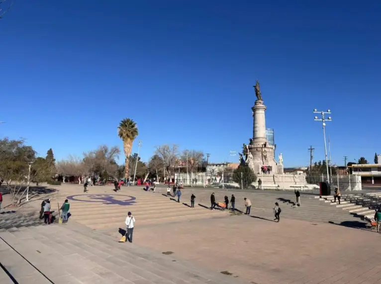 Infractores limpian entorno del Monumento a Juárez