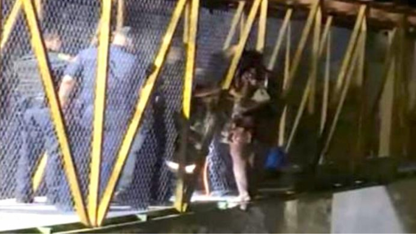 Rescatan a mujer en puente sobre Canal Chuviscar