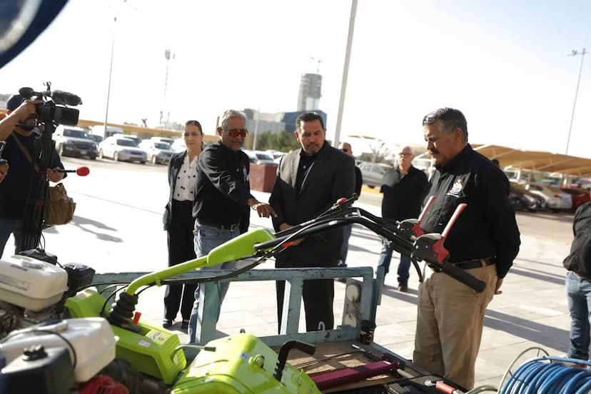Entrega Cruz Pérez Cuéllar apoyos para mejorar las condiciones del campo