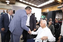 Entrega Cruz Pérez Cuéllar reconocimiento al exjefe policía Héctor Mejía Gutiérrez