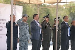 Acompaña el Presidente Pérez Cuéllar al nuevo comandante de la Guarnición Militar en su toma de protesta