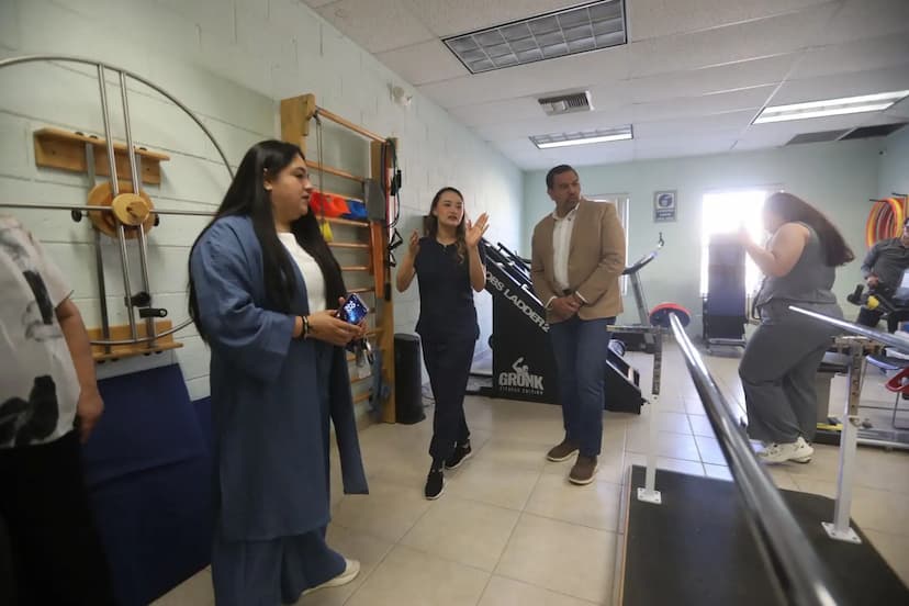 Entrega Cruz Pérez Cuéllar apoyo del Presupuesto Participativo para El Manantial Hogar
