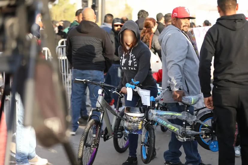 Entregan Presidente Cruz Pérez Cuéllar y Santa Bombero juguetes a niños juarenses