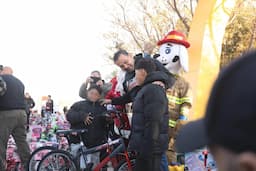 Santa Bombero alegra a miles de niños en Juárez