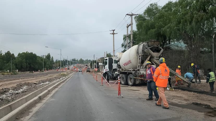 Retrasan obra vial en Parral por falta de asfalto
