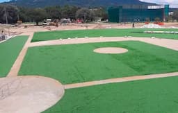 Camargo mejora campo de béisbol con pasto sintético