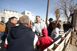 Alcalde Cruz Pérez Cuéllar despide el año visitando a familias juarenses