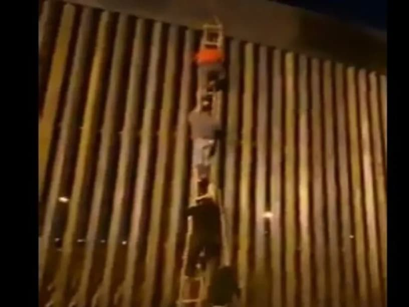 Intentan cruzar la frontera con una escalera improvisada