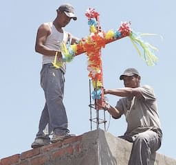 Albañiles celebran con fe y tradición en el Día de la Santa Cruz
