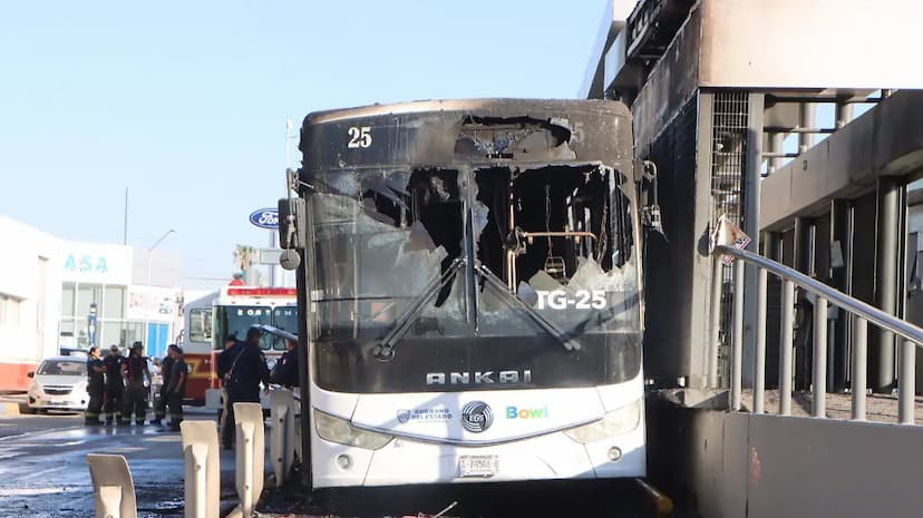 Camión de transporte público incendiado revela fallas en Chihuahua
