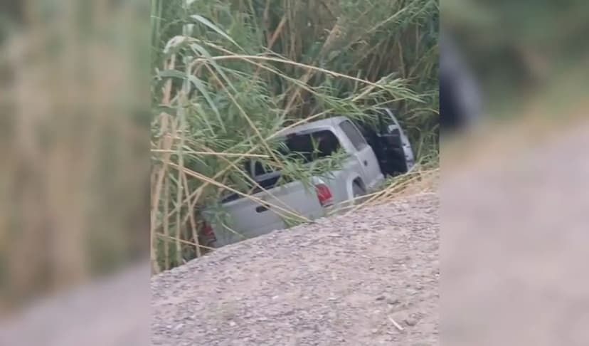 Camioneta atrapada en dren: Rescate en terrenos de Saucillo