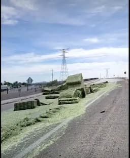 Choque de tráiler en Meoqui pone en jaque el tráfico local