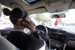 Chihuahua duplica multas por usar celular al volante