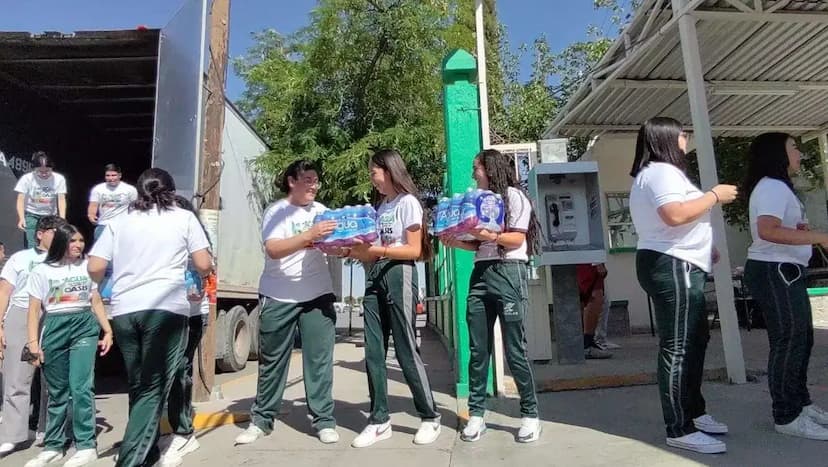 Estudiantes juarenses llevan agua a comunidades que lo necesitan