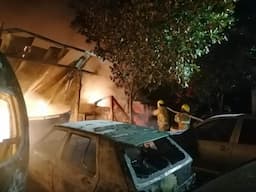 Fuego arrasa con auto en taller de Delicias; vecinos en pánico