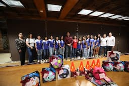 Felicita Cruz Pérez Cuéllar a futbolistas juarenses por ganar torneo estatal