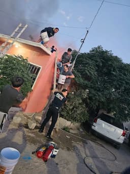 Policías héroes en Juárez por rescate entre llamas