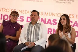 Entrega Cruz Pérez Cuéllar donación de mobiliario a instancias de las mujeres