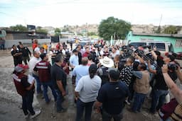 Visita el Presidente Pérez Cuéllar a los afectados por la lluvia de este día