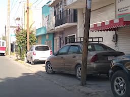 Vehículos en banquetas amenazan a peatones