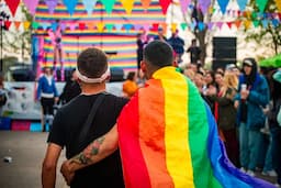 Aldama da un paso hacia la inclusión con su primera marcha del orgullo