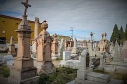Restauran monumentos en el Panteón de Dolores en Parral