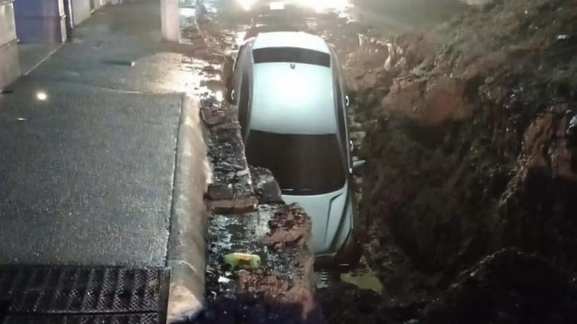 Conductor ebrio cae en obra sin señalizar de la JMAS en Parral