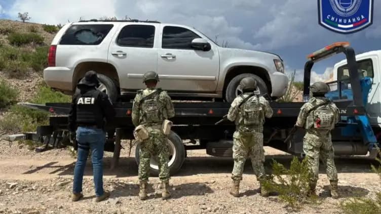 Descubren vehículos robados y armamento en Ojinaga