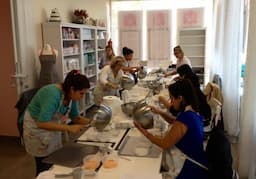 Ojinaga enseña repostería y fortalece la economía