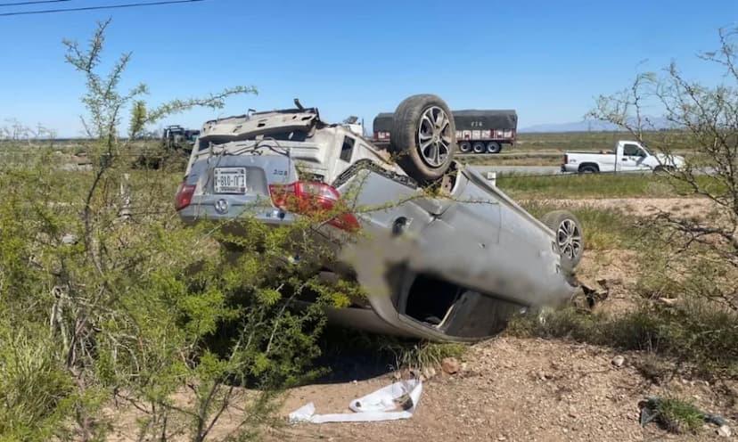 Volcadura bloquea carretera 45; dos heridos