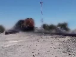 Tren impacta vehículo estacionado en Samalayuca