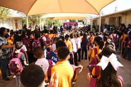 Entrega Cruz Pérez Cuéllar mochilas en la Escuela Club de Leones