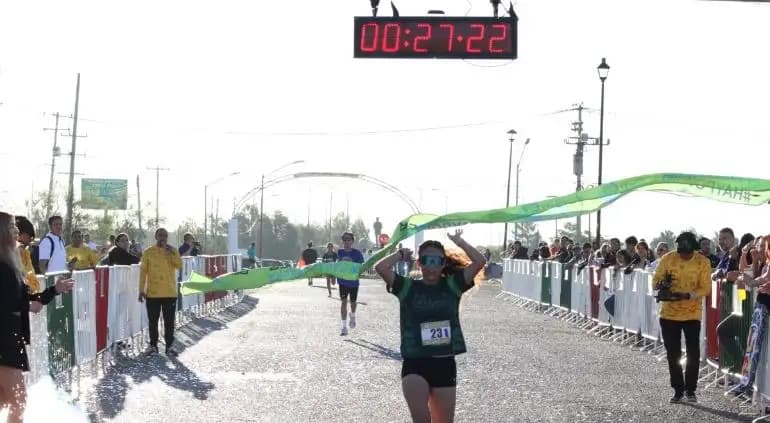 Corredores mexicanos triunfan en Carrera de la Amistad