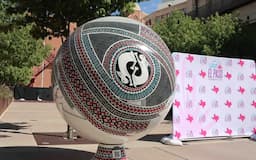 Exponen esferas monumentales de Mata Ortíz en Texas