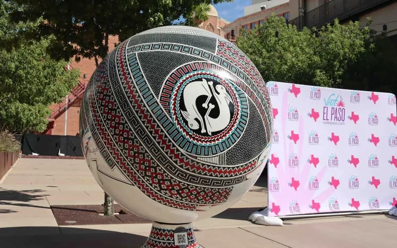 Exponen esferas monumentales de Mata Ortíz en Texas