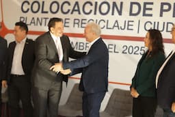 Acude alcalde a colocación de primera piedra de planta de reciclaje Deacero