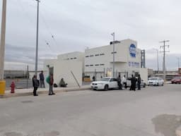 Choferes bloquean Juárez Bús tras despidos