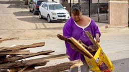 Parral distribuye leña a familias vulnerables