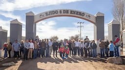Construyen arco en Ejido 6 de Enero para unir comunidad
