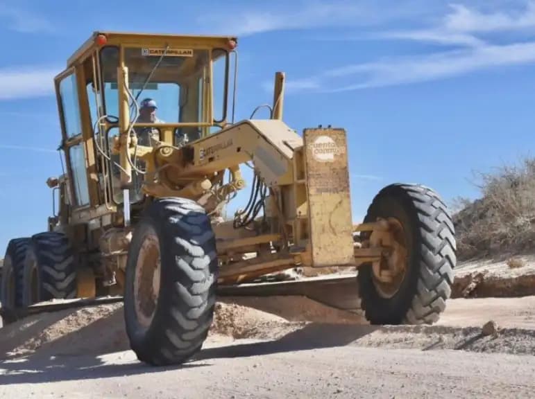 Mejoran caminos rurales en Samalayuca con inversión local