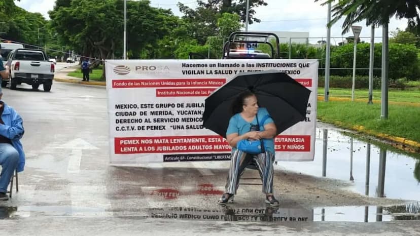 Jubilados de Pemex bloquean por falta de atención médica