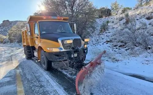 Despejan carretera clave en Chihuahua tras nevadas