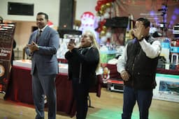 Asiste Presidente Pérez Cuéllar a posada con comerciantes del Mercado Riveras