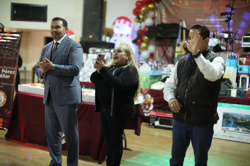 Asiste Presidente Pérez Cuéllar a posada con comerciantes del Mercado Riveras