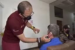 Parral impulsa salud auditiva con 100 aparatos gratuitos