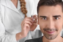 Donan aparatos auditivos en Juárez