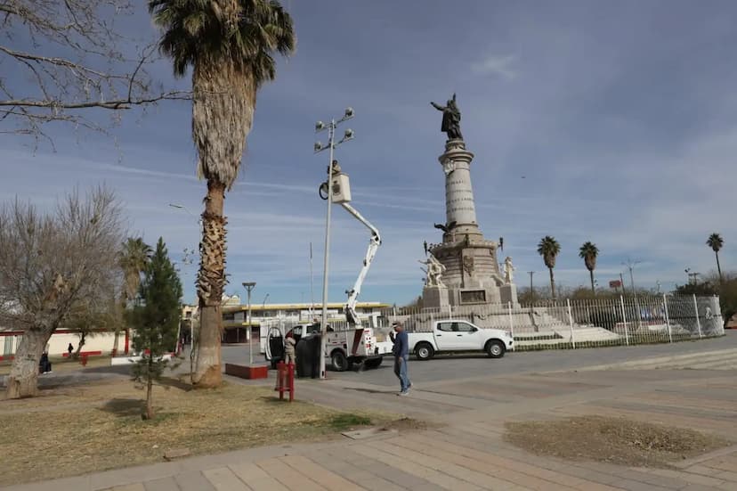 Modernizan iluminación del Monumento a Benito Juárez
