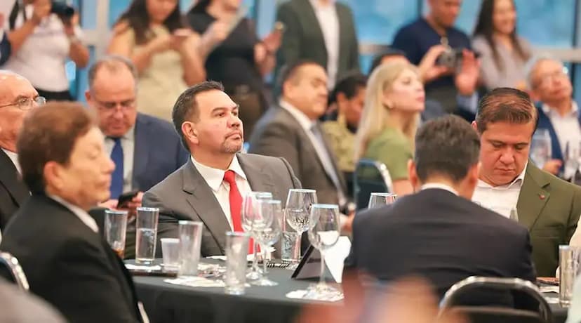 Cruz Pérez Cuéllar reconoce labor de periodistas galardonados en Chihuahua