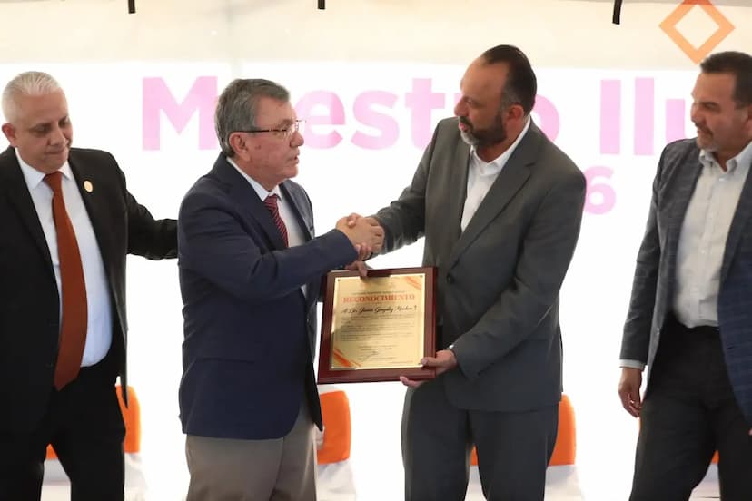 Alcalde Héctor Ortiz rinde homenaje a Javier González Mocken en la Rotonda de Maestros Ilustres