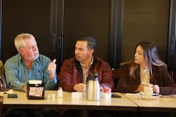 Cruz Pérez Cuéllar lleva su agenda política a la comunidad menonita de Chihuahua